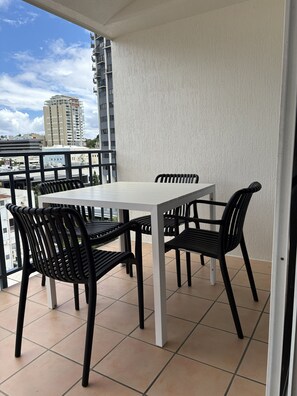 Outdoor dining - 1 Bed Apartment in the City (Townsville City)