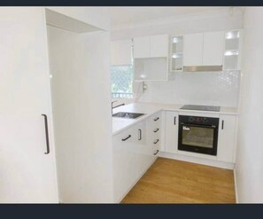 Frigorífico, microondas, horno y placa de cocina