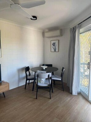 Dining - 1 Bed Apartment on Henry (West End)