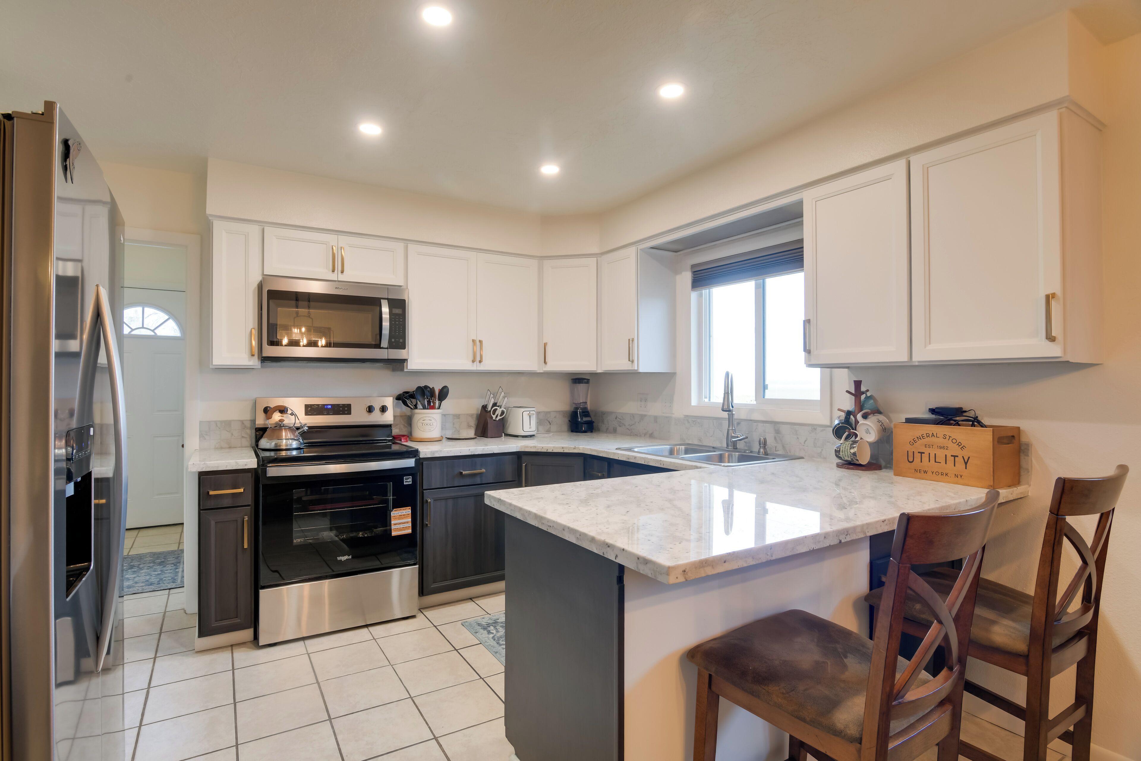 Fridge, microwave, stovetop, dishwasher