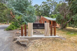 Property grounds - Mountainside Villa Three – Pinnacle (Halls Gap)