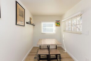 Dining - Westside Hidden Gem! Walkable 2 BR (Bend)