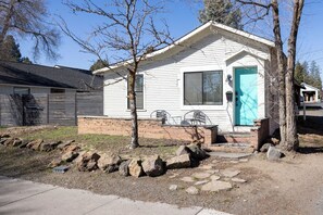 Exterior - Westside Hidden Gem! Walkable 2 BR (Bend)