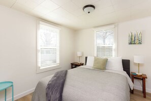 Internet, bed sheets - Westside Hidden Gem! Walkable 2 BR (Bend)