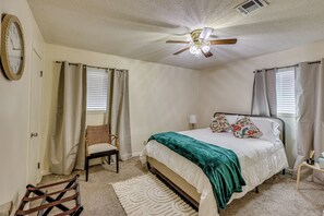 3 bedrooms, iron/ironing board, internet, bed sheets