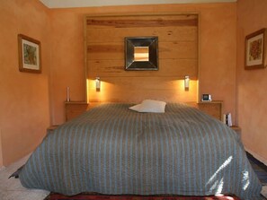 3 chambres, ameublement personnalisé, fer et planche à repasser