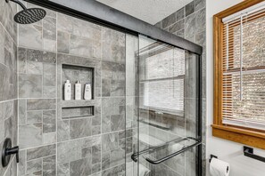 Hair dryer, towels - ‘Raley's Retreat’ w/ Hot Tub: 2 Mi to Dtwn Boone! (Boone)