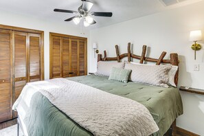4 bedrooms, desk, travel cot, Internet - ‘Raley's Retreat’ w/ Hot Tub: 2 Mi to Dtwn Boone! (Boone)
