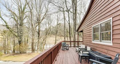 ‘Raley's Retreat’ w/ Hot Tub: 2 Mi to Dtwn Boone!