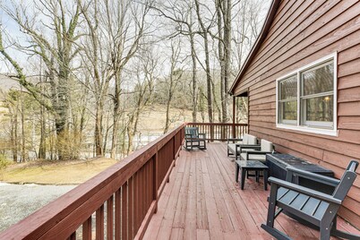 ‘Raley's Retreat’ w/ Hot Tub: 2 Mi to Dtwn Boone!
