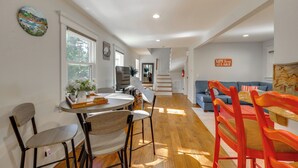 Un intérieur moderne comprenant un coin repas, un escalier et un salon.