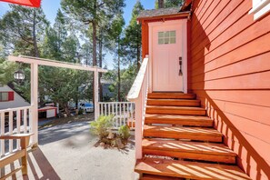 Property grounds - Walk to Lake Arrowhead Village: Bright Gem w/ Deck (Lake Arrowhead)