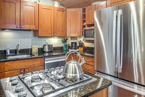 ثلاجة، ميكروويف، موقد طهي مسطح، غسالة أطباق