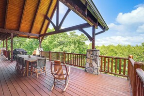 Outdoor dining - Game Room + Deck: Spacious Spruce Pine Retreat! (Spruce Pine)