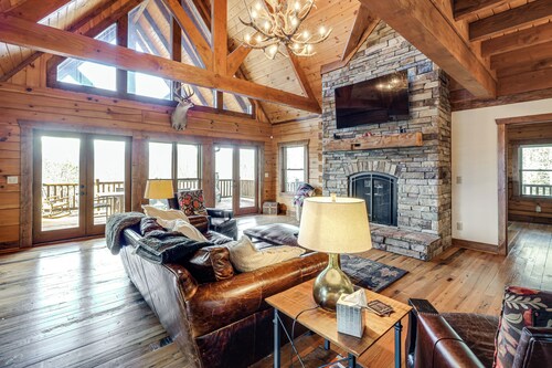 Game Room + Deck: Spacious Spruce Pine Retreat!