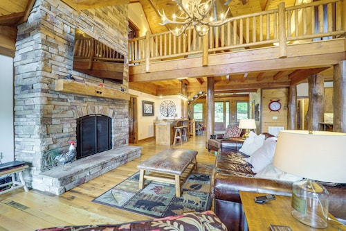 Game Room + Deck: Spacious Spruce Pine Retreat!