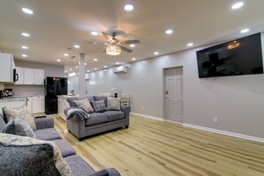 Living area - Woodsy North Georgia Mountain Hideaway w/ Fire Pit (Commerce)