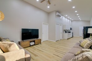 Living area - Gateway to North Georgia Mtns! Commerce Retreat (Commerce)