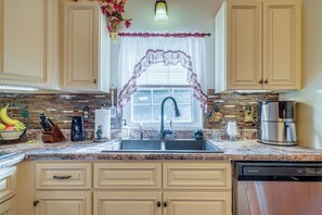 Fridge, microwave, stovetop, dishwasher