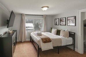 3 bedrooms, iron/ironing board, Internet, bed sheets - 5 Mi to PNC Park: Pittsburgh Game Day Getaway! (Pittsburgh)