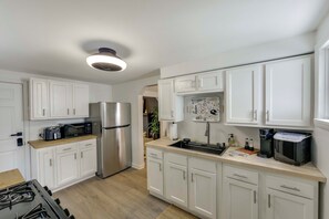 Fridge, microwave, stovetop, coffee/tea maker - 5 Mi to PNC Park: Pittsburgh Game Day Getaway! (Pittsburgh)