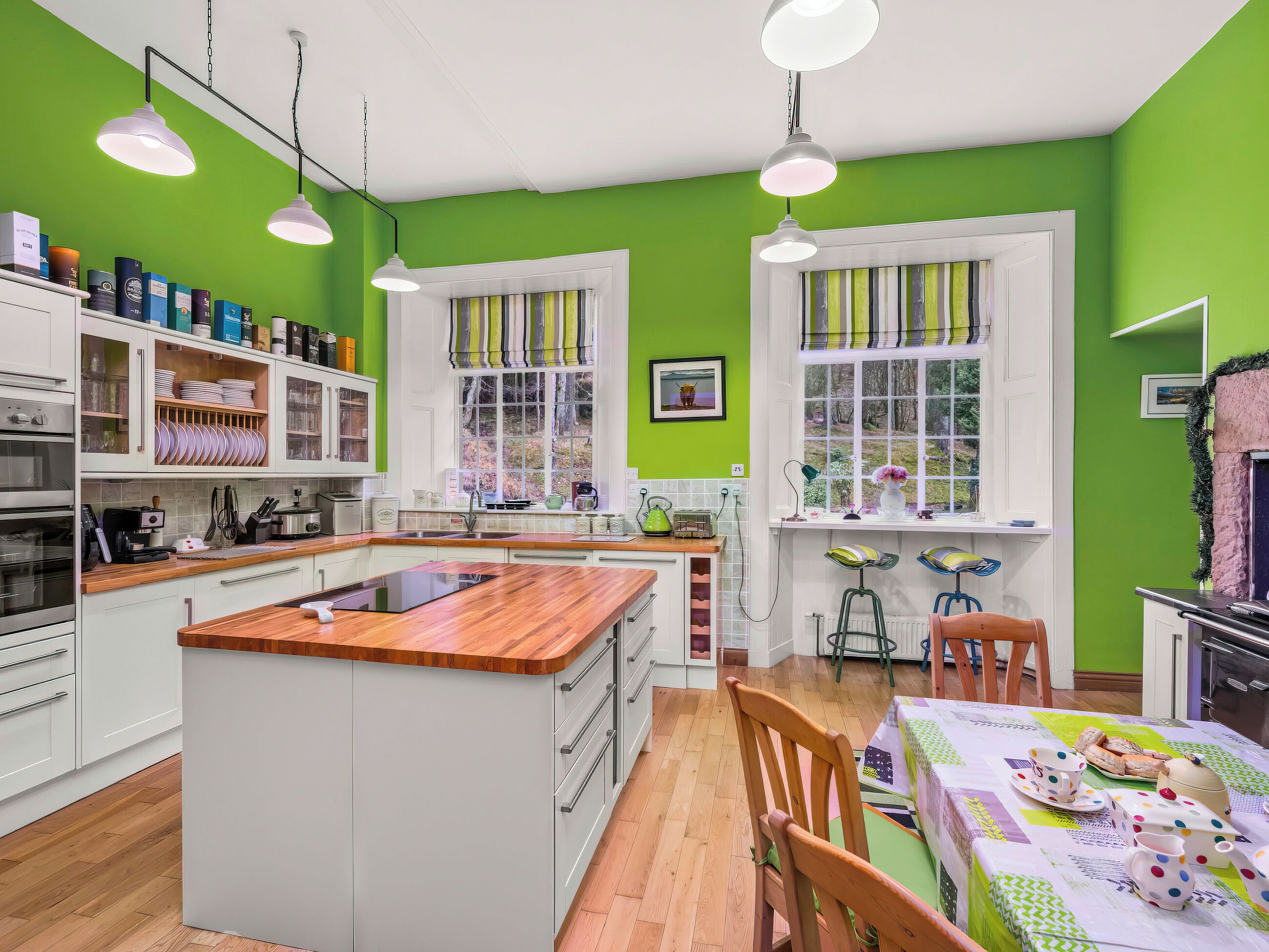 Oppvaskmaskin og høy barnestol