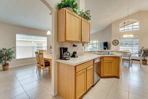 Fridge, microwave, stovetop, dishwasher - Poolside Oasis & Game Room Fun! Gem in Haines City (Haines City)