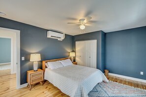 4 bedrooms, Internet, bed sheets - Extended Stay in South Haven! Pet-Friendly Home (South Haven)