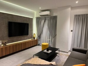 Living area - Fantastic Luxury Gem-5star Location, Pool, Gym (Accra)