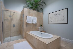 Shower, towels, soap, toilet paper - A Beautiful 4 bedroom house in the heart of Edinburgh, ideal for the festival. (Edinburgh)