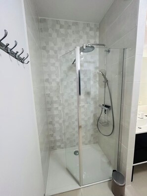 Shower, hair dryer, towels, toilet paper - T3 large terrace - parking WIFI - CLIM 5P (La Grande-Motte)