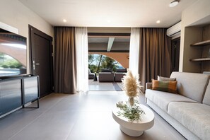 Living area - AKTIELIABeachfront-9 Bdrs, 3 Pools, Sunlit Elegance/Euphoria Complex (Νικήτη)