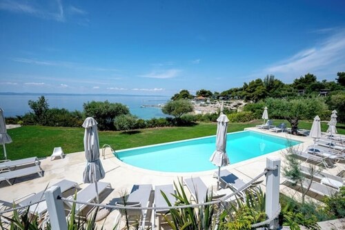 Villa Pathos: Beachfront Bliss with Pool & Panoramic Views/3 bdrs
