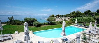 Villa Pathos: Beachfront Bliss with Pool & Panoramic Views/3 bdrs