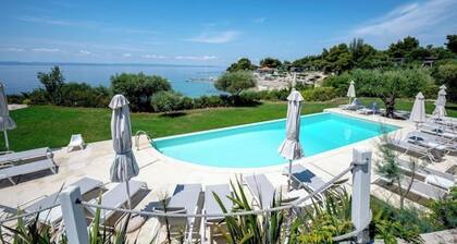Villa Pathos: Beachfront Bliss with Pool & Panoramic Views/3 bdrs