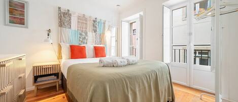 2 habitaciones, tabla de planchar con plancha, internet y ropa de cama