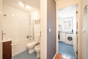 Shower, hair dryer, towels - GuestReady-Charming Lisbon Retreat (Lisbon)