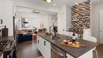 Geladeira, micro-ondas, fogão, cooktop