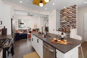 Geladeira, micro-ondas, fogão, cooktop