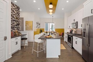 Geladeira, micro-ondas, fogão, cooktop