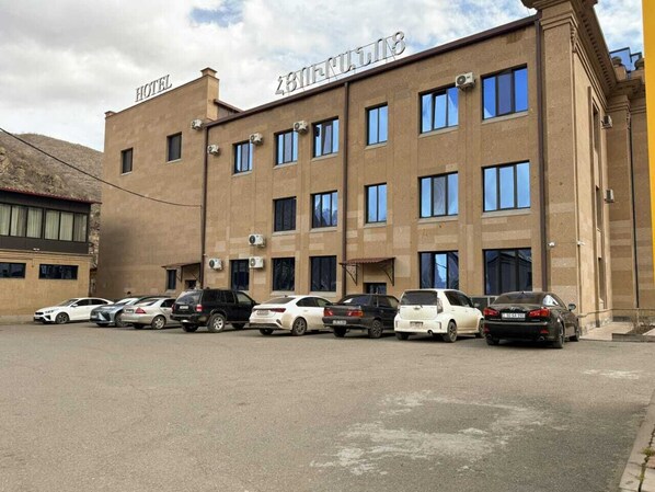 Luokittelematon kuva, 1 kautta 8, painike