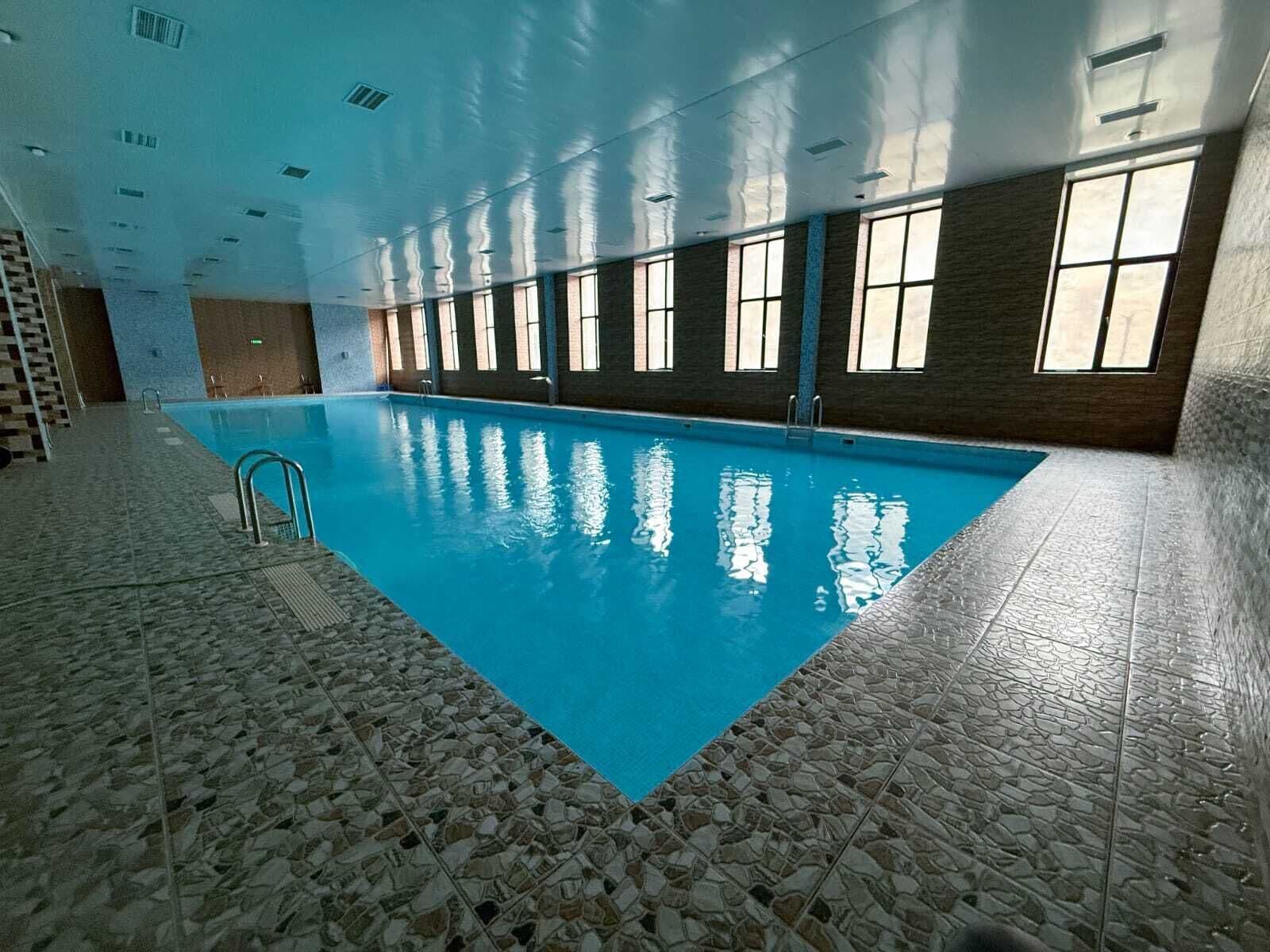 Kolam renang indoor