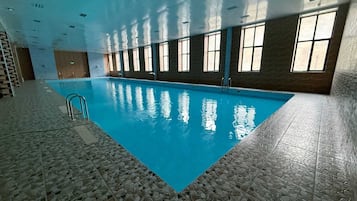 Kolam renang indoor