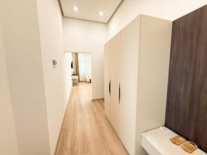 Habitación estándar con 2 camas individuales | Tabla de planchar con plancha, wifi gratis y ropa de cama 