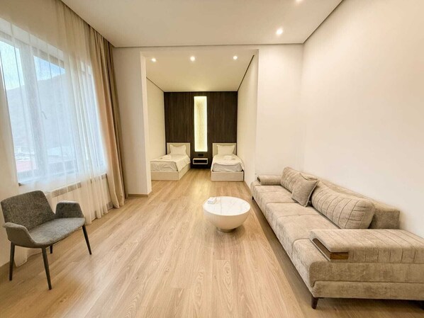 Superior Suite | Iron/ironing board, free WiFi