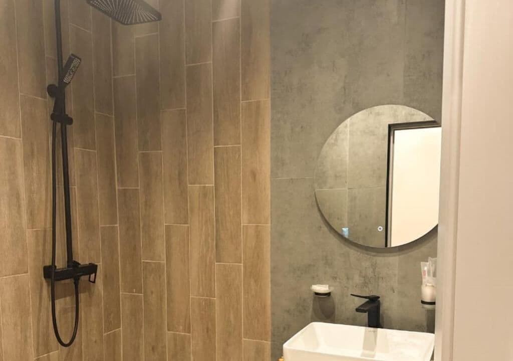Handuk, sampo,  dan tisu toilet