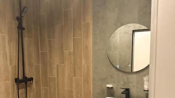 Handuk, sampo, dan tisu toilet