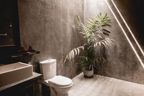 Habitación estándar doble | Baño | Ducha, toallas, jabón y champú