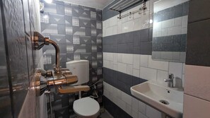 Douche, serviettes fournies, shampoing