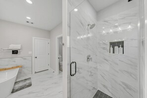 Shower, hair dryer, towels, soap - Elegant Modern Retreat. Spacious. Near Med Center (Houston)